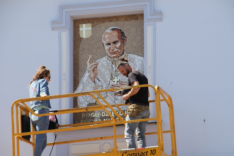 Mozaika papieska w oknie domu biskupiego w Płocku