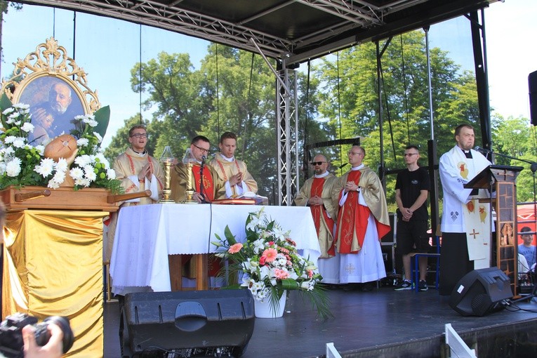 Ministranci i dzieci komunijne w Czerwińsku