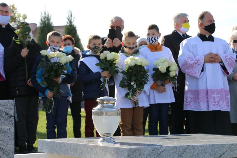 Mława. Poświęcenie pomnika Dzieci Nienarodzonych