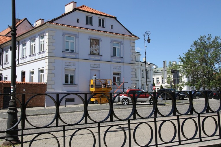 Mozaika papieska w oknie domu biskupiego w Płocku