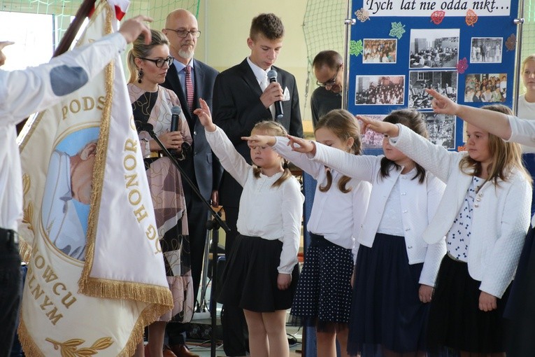 Janowiec Kościelny. Jubileusz szkoły i nowy sztandar