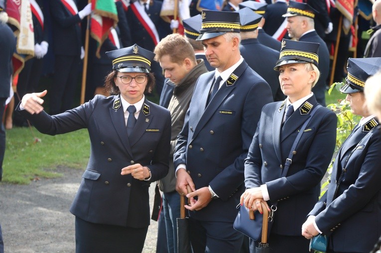 Poczty sztandarowe na obchodach w Szymankowie