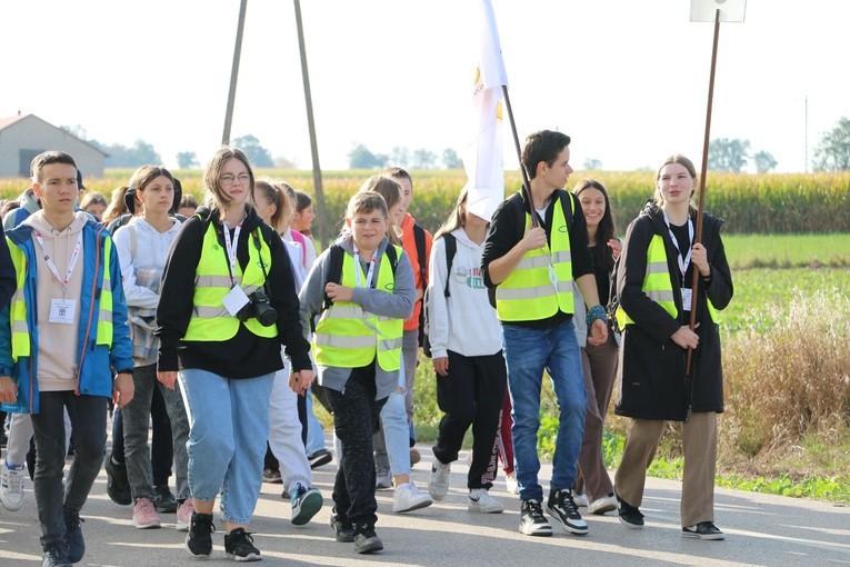 Pielgrzymka młodzieży z Rostkowa do Przasnysza - cz. 1