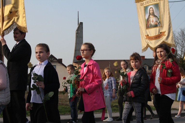 Procesja z obrazem Matki Bożej Częstochowskiej przeszła ulicami Rogozina