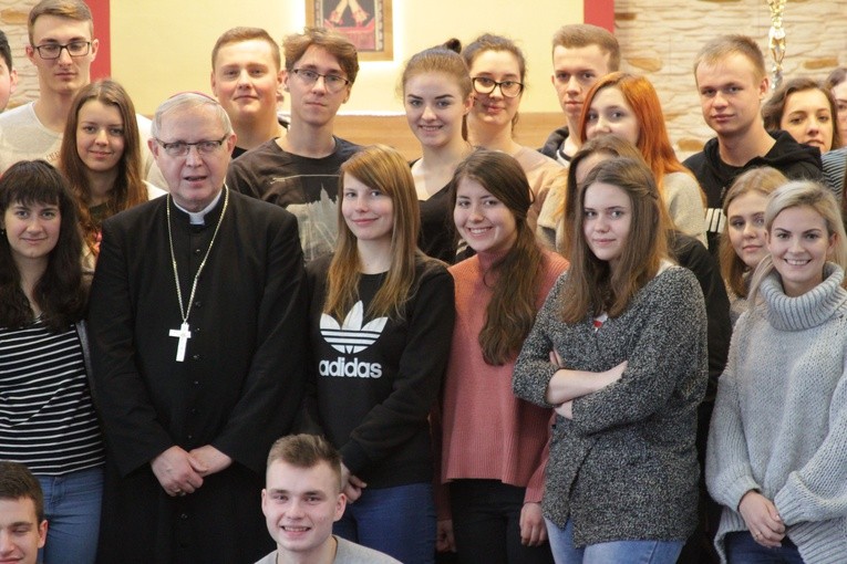 Bp Piotr Libera spotkał się maturzystami diecezji płockiej odprawiającymi rekolekcje przed egzaminem dojrzałości