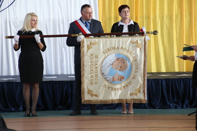 Janowiec Kościelny. Jubileusz szkoły i nowy sztandar