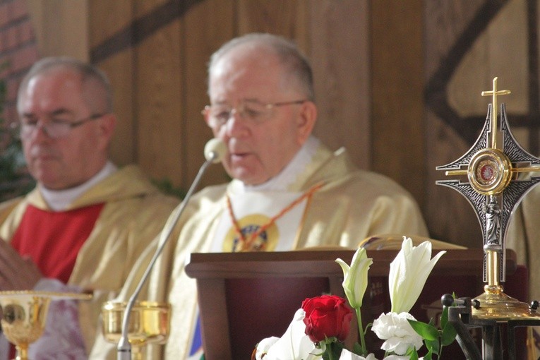 Pomnik bł. ks. J. Popiełuszki w Mławie