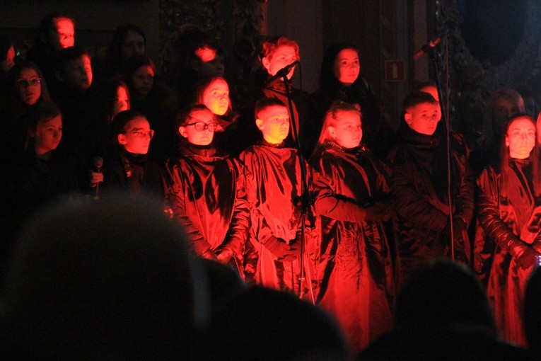 Pułtusk. Spektakl "Kochasz, wątpisz, buntujesz się, odchodzisz" w parafii św. Mateusza