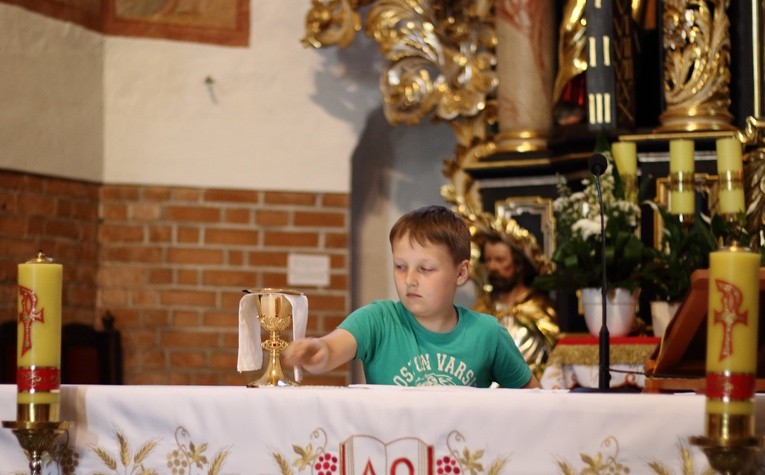 Założyli białą komżę