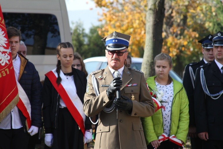 Dąb Pamięci w par. Janowiec Kościelny