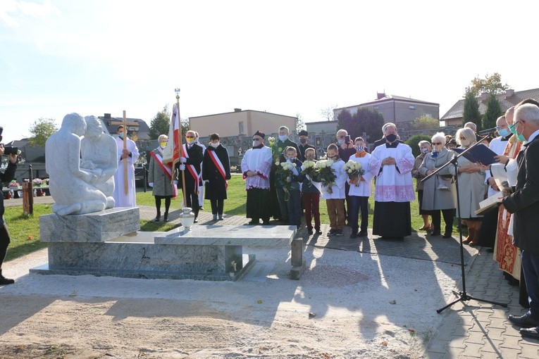 Mława. Poświęcenie pomnika Dzieci Nienarodzonych