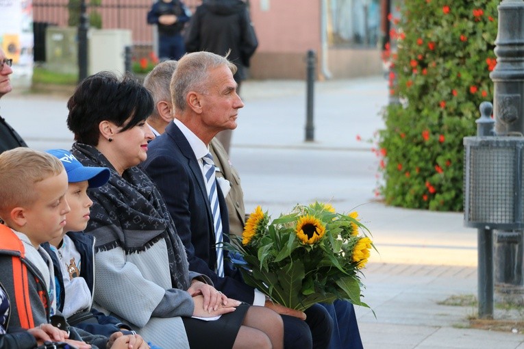 Ciechanów. Wystawa fotografii z pożegnania Prymasa Tysiąclecia