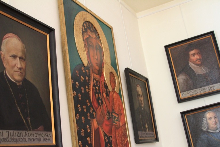 Kopia ikony Matki Bożej Częstochowskiej obok portretów biskupów płockich w sali Opactwa Pobenedyktyńskiego w Płocku