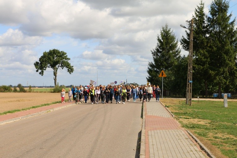 Rostkowo. Pielgrzymka dzieci (część I)