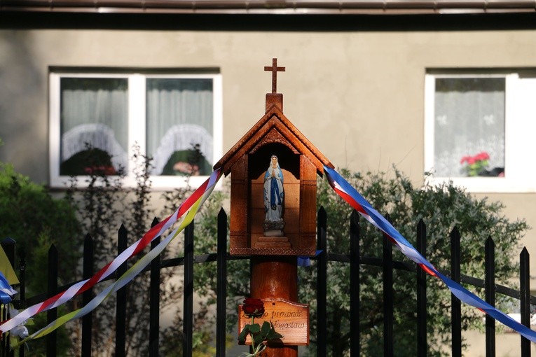 Śródborze. Poświęcenie maryjnej kapliczki