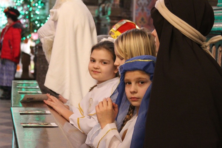 Mali kolędnicy w Płocku