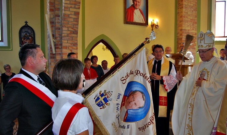 Bp Piotr Libera, w czasie Mszy św. w kaplicy pw. Matki Bożej Częstochowskiej, poświęcił sztandar szkoły