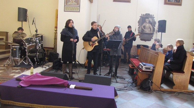 Wspólna modlitwa, śpiew i świadectwo złożyły się na parafialny dzień skupienia u ojców pasjonistów, który animował zespół "Moja Rodzina" z Glinojecka
