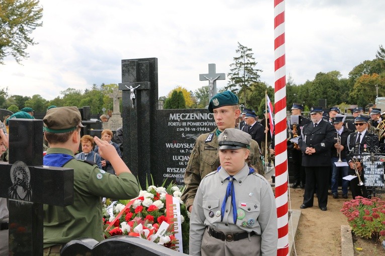 Chociszewo. Uroczystości przy mogile Męczenników Fortu III w Pomiechówku