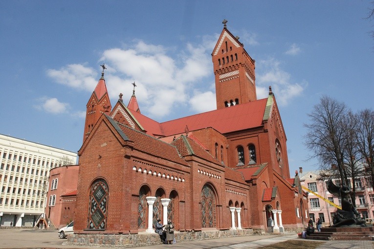 Białoruska milicja nie pozwoliła wiernym na wspólną modlitwę przy Czerwonym Kościele w Mińsku