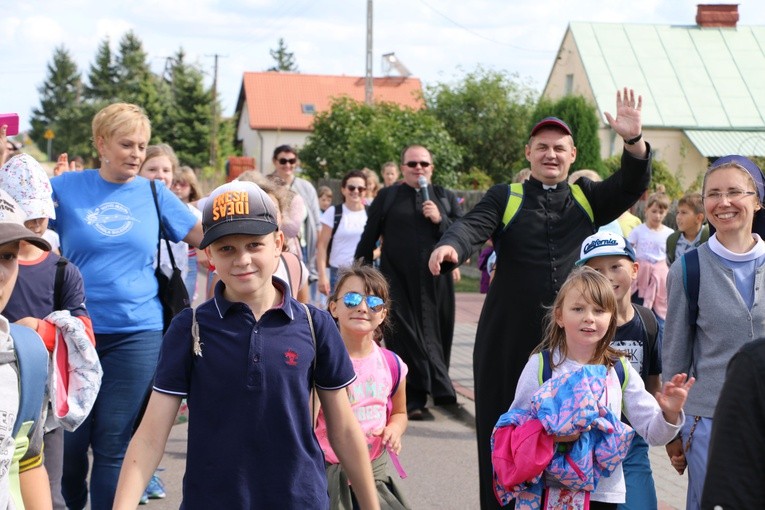 Rostkowo. Pielgrzymka dzieci (część I)