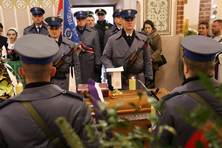Wartę honorową przy trumnie ks. infułata zaciągnęli ciechanowscy policjanci, których kapelanem przez 30 lat był ks. Kokosiński.