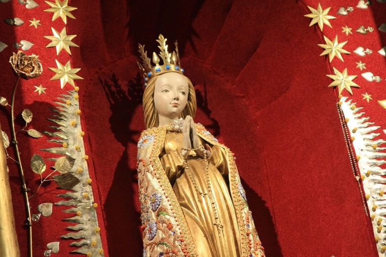 Cudowna figura Matki Bożej Brzemiennej, którą od 1498 roku opiekują się bernardyni, koronowana w 1755 roku