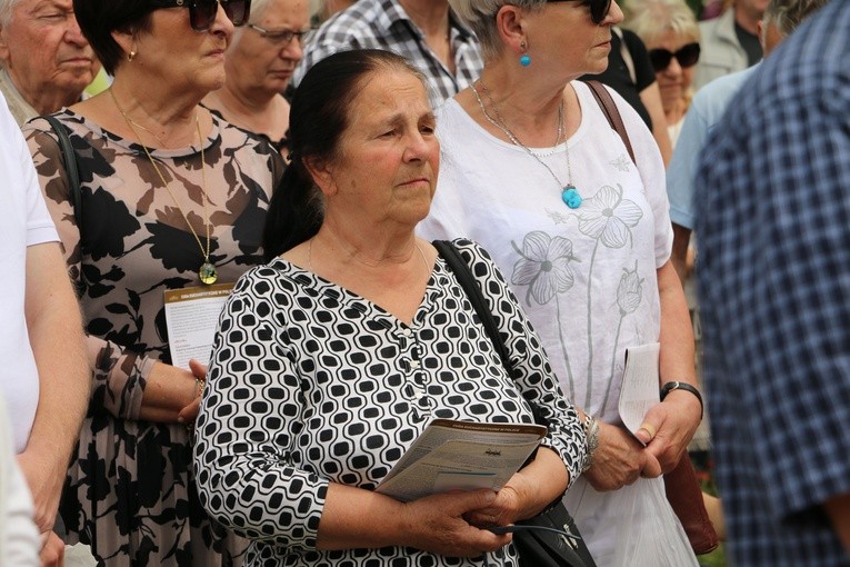 Popowo Kościelne. Procesja eucharystyczna z udziałem abp. Salvatore Pennacchia