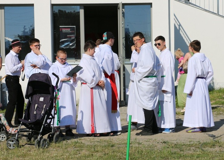 Budują świątynię dobrze się bawiąc