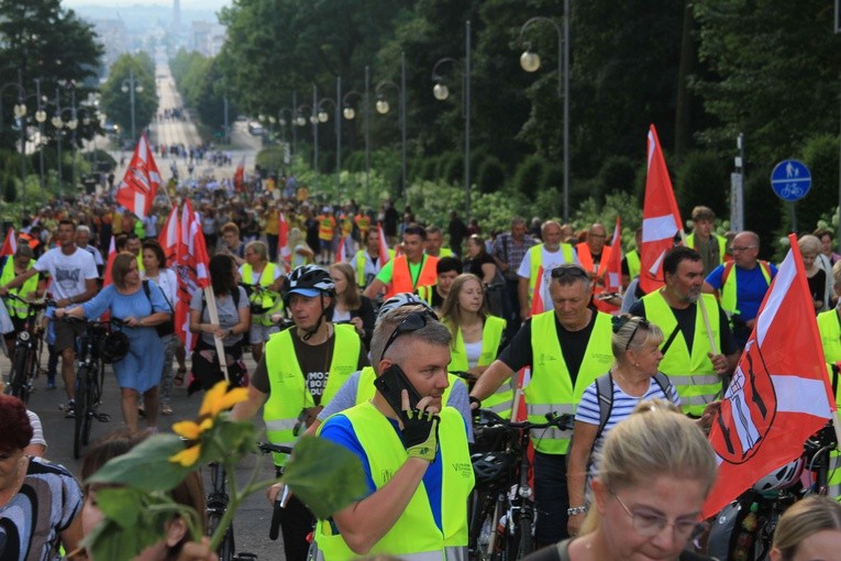 Pielgrzymka na Jasną Górę. Wejście na szczyt