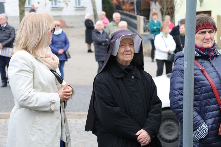 Płock. Dziękczynna modlitwa pod oknem papieskim