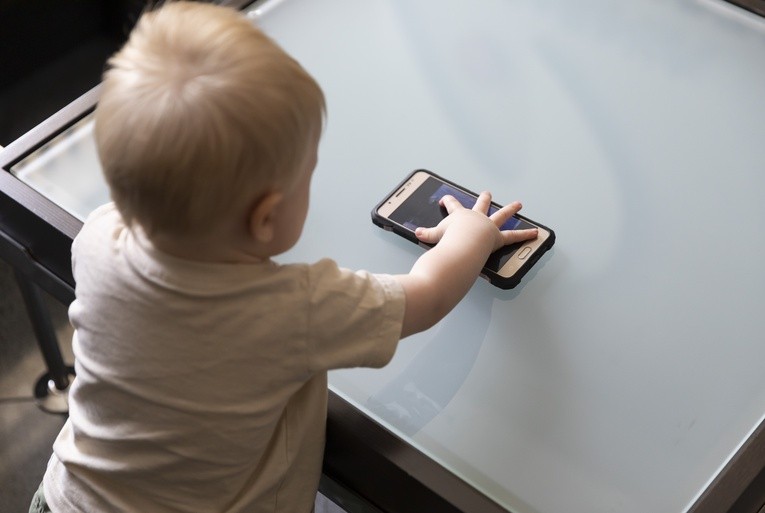 Dziecko z telefonem