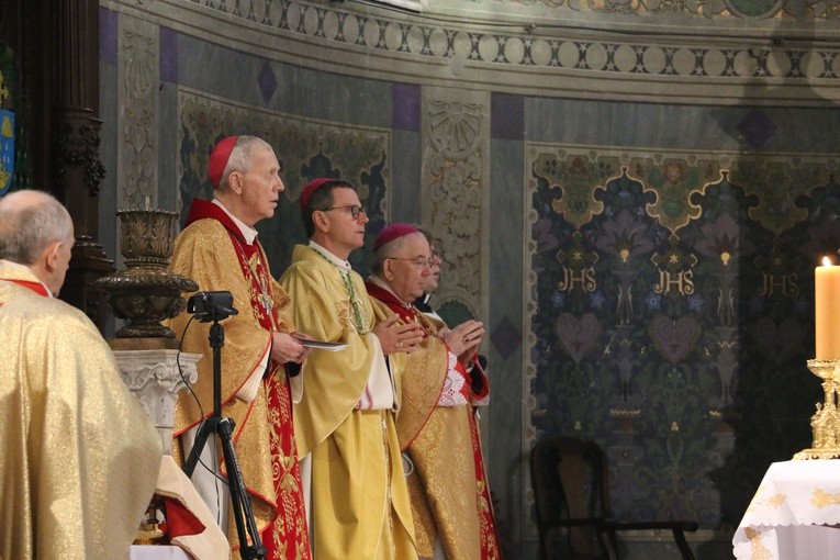 Płock. Msza Krzyżma w bazylice katedralnej