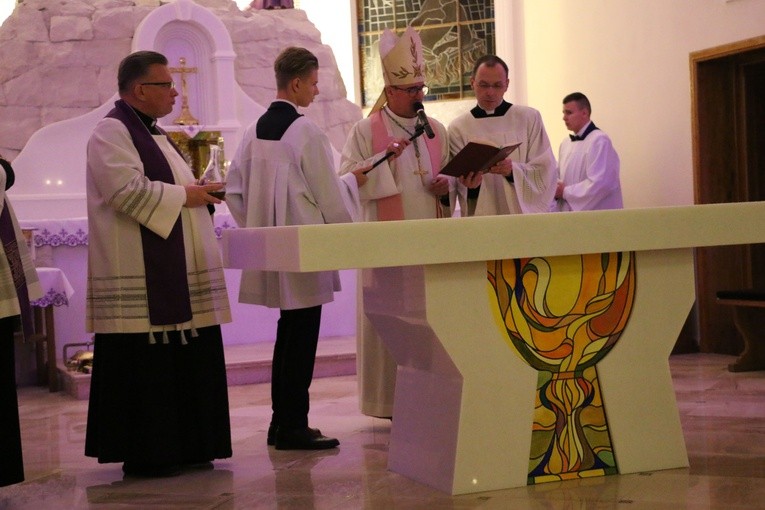 Rogotwórsk. Poświęcenie nowego ołtarza