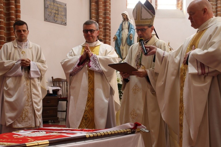 Janowiec Kościelny. Jubileusz szkoły i nowy sztandar