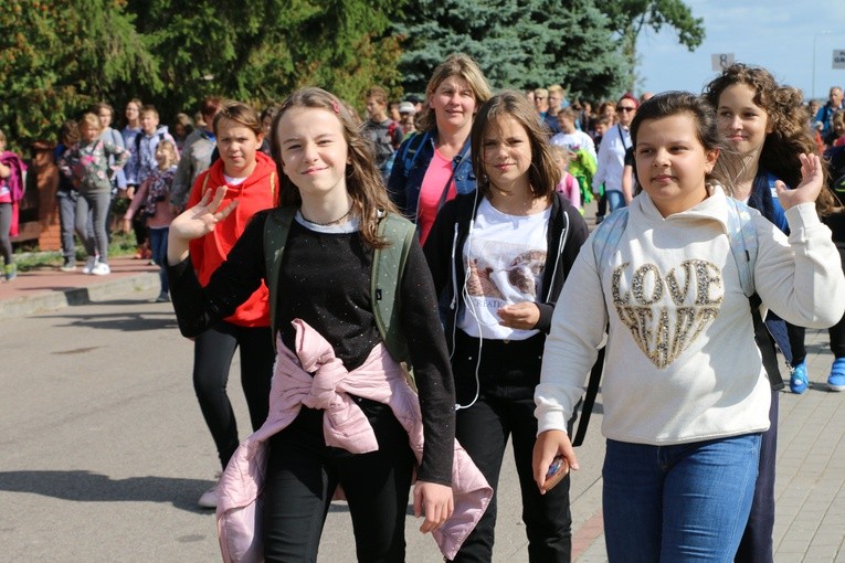 Rostkowo. Pielgrzymka dzieci (część II)