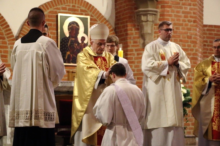 Święcenia kapłańskie ks. Damiana Winiarza