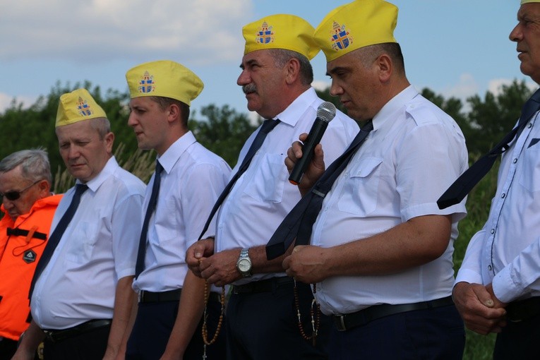 Czerwińsk n. Wisłą. Różaniec z bp. Piotrem Liberą