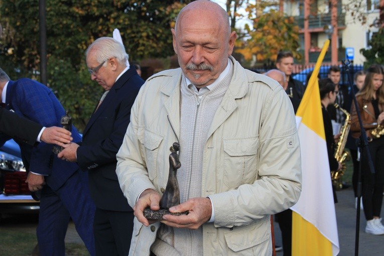 Pomnik bł. ks. J. Popiełuszki w Mławie