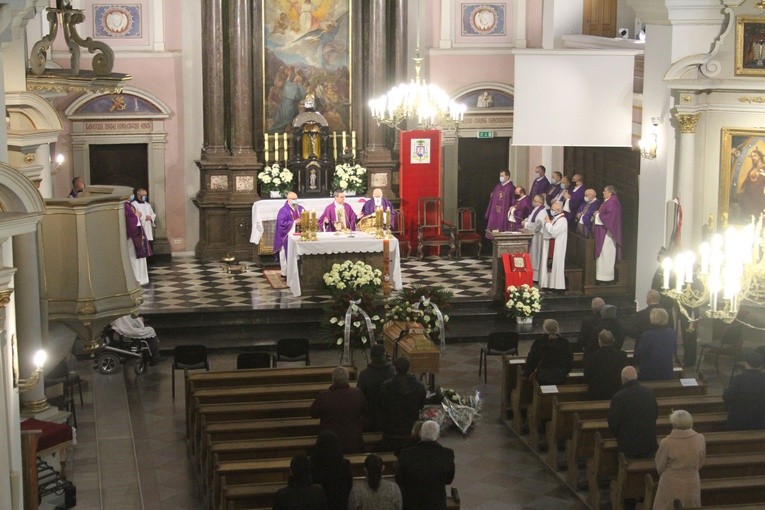 Płock. Pogrzeb ks. kan. Romualda Rudzińskiego
