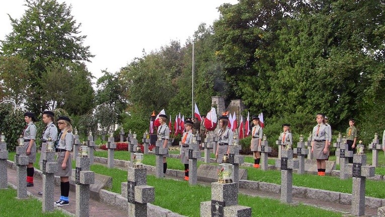 Rocznicowe obchody tradycyjnie odbyły się przy kwaterze żołnierzy poległych w latach 1939-1945 na ciechanowskim cmentarzu komunalnym