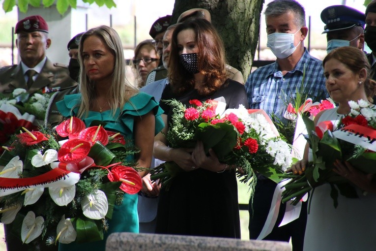 Płock. Uroczystości na cmentarzu garnizonowym