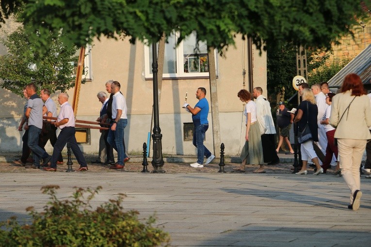 Czerwińsk n. Wisłą. Procesja w wigilię uroczystości Wniebowzięcia NMP