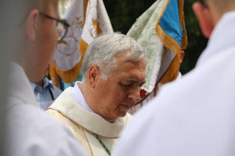 Popowo Kościelne. Procesja eucharystyczna z udziałem abp. Salvatore Pennacchia