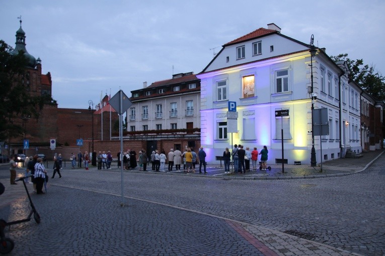 Płock. Wieczorna modlitwa pod oknem papieskim