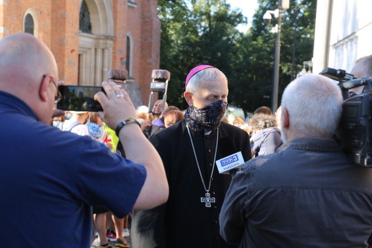 Bp Piotr Libera, przestrzegając obostrzeń sanitarnych, udziela wywiadu mediom tuż przed wyruszeniem pielgrzymki z Płocka na Jasną Górę.