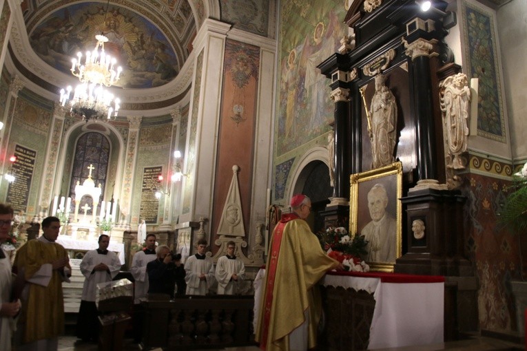 Biskup Piotr Libera zawierzył proces synodalny Matce Bożej Mazowieckiej.