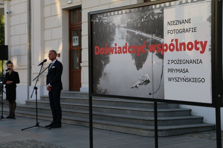 Ciechanów. Wystawa fotografii z pożegnania Prymasa Tysiąclecia