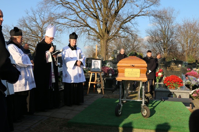 Pomiechowo. Pogrzeb ks. kan. Franciszka Kacprzyckiego