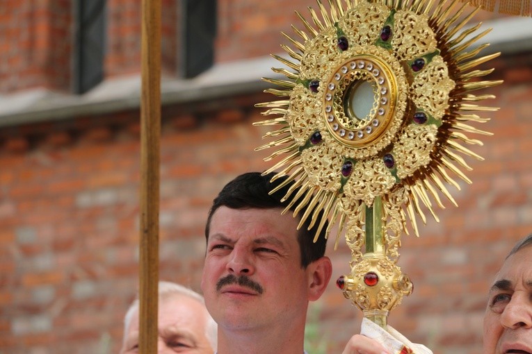 Popowo Kościelne. Procesja eucharystyczna z udziałem abp. Salvatore Pennacchia